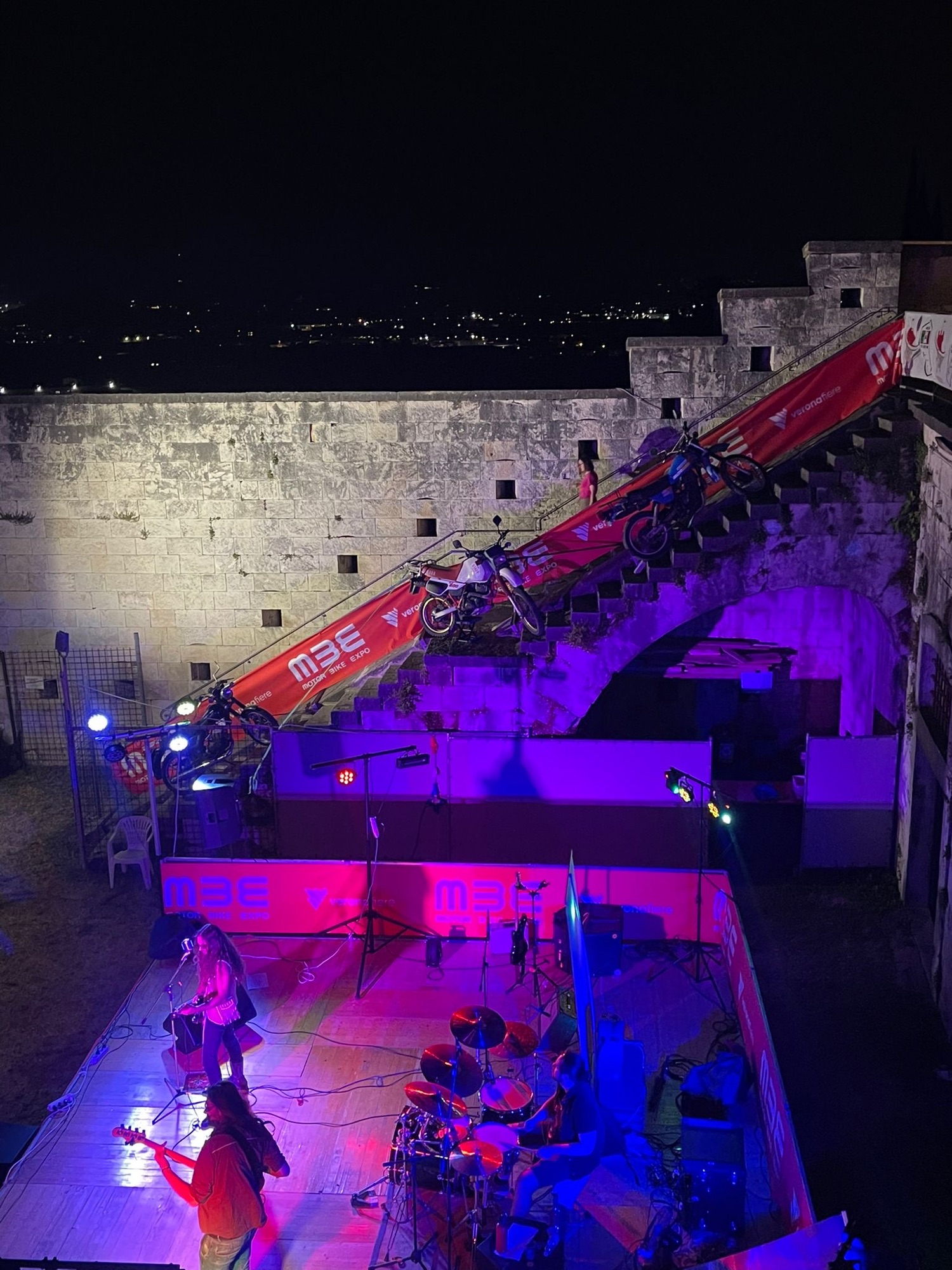 169779ef-3cb2-4c0a-a335-18101a6cd764-1